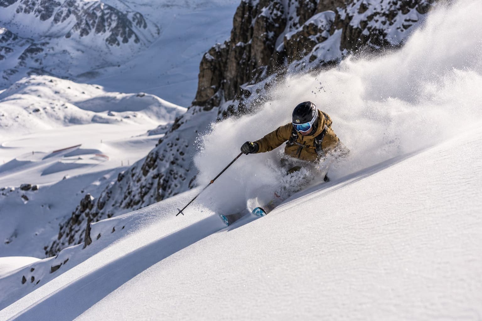 Esquiador de telemark en Sierra Nevada