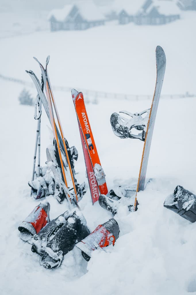 Esquís y material de nieve en la montaña