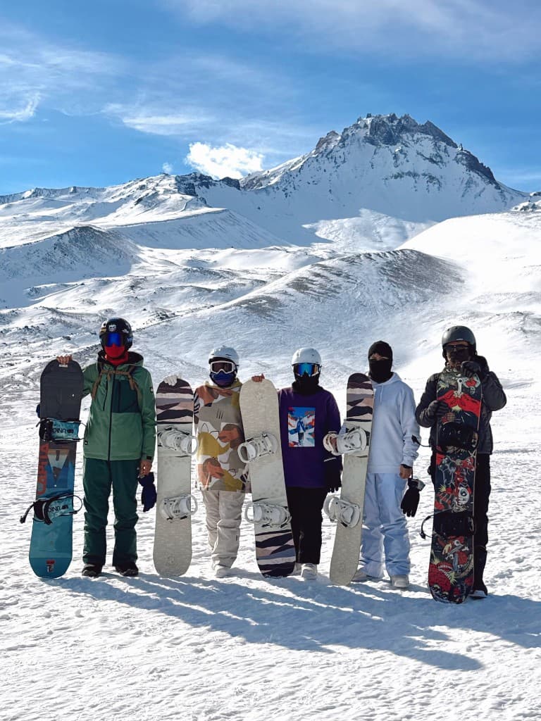 Grupo de snowboard en un curso en Sierra Nevada