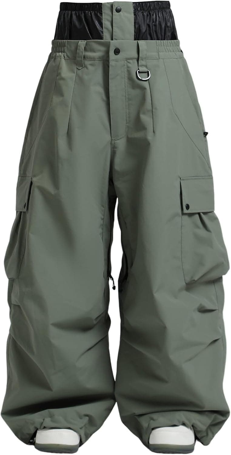 Pantalón de snowboard GSOU SNOW Baggy de color verde militar, con corte ancho y bolsillos cargo laterales, sobre un fondo blanco.