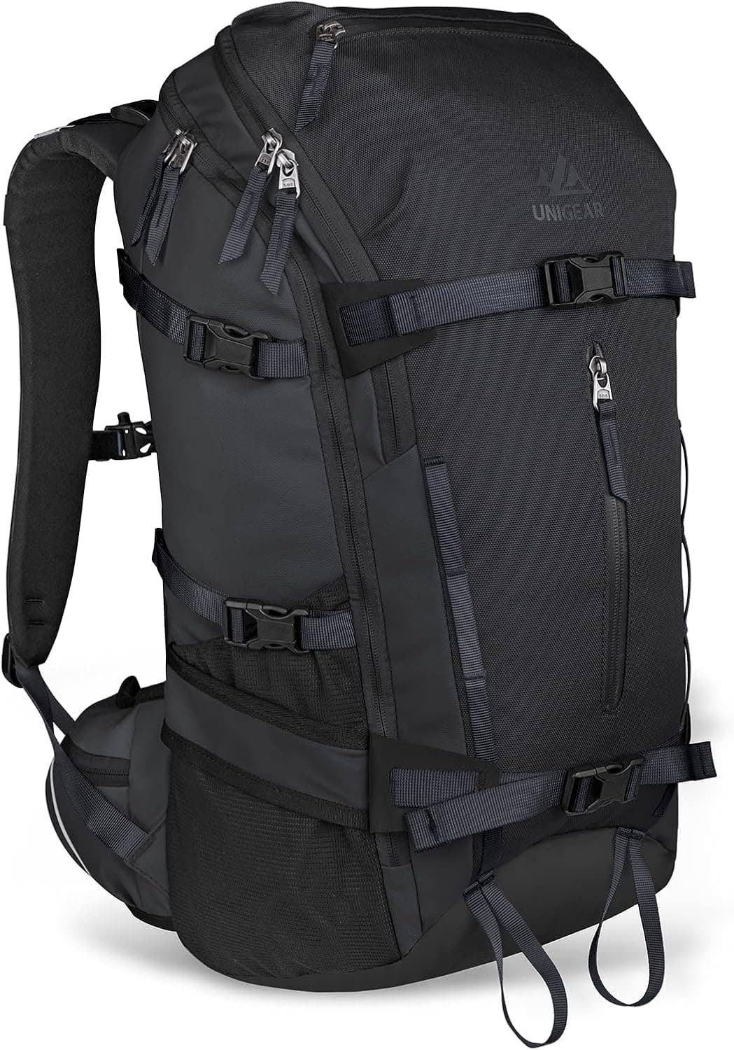 Mochila negra Unigear de 30L para esquí y snowboard, vista frontal con correas ajustadas sobre la nieve.